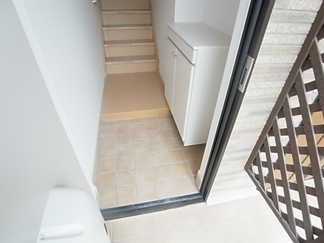 ウィンドワードＡ 玄関