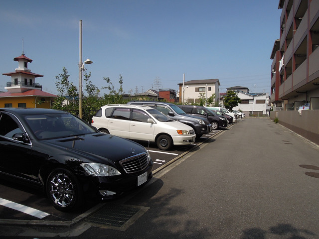 カーサフィオーレ弐番館 駐車場