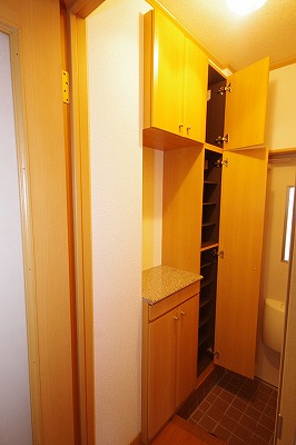 フィオーレ長行西 玄関