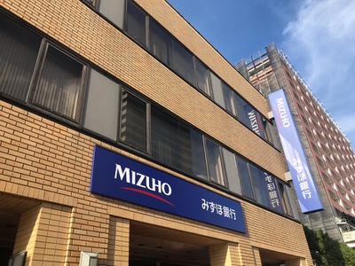 MAISON TSUTSUI 銀行