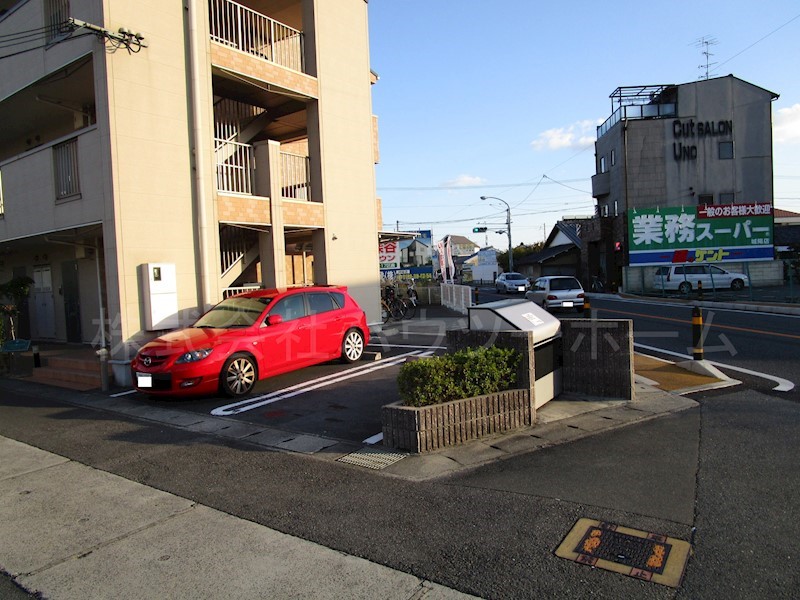 メゾンNICO 駐車場