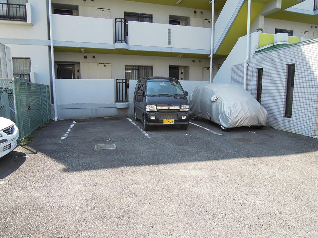 スヴァーネ東山本 駐車場