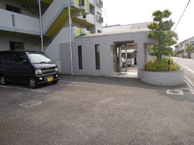 スヴァーネ東山本 駐車場