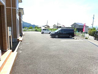 ベルソーレA棟 駐車場