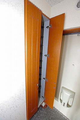 ニューリバー三萩野 玄関