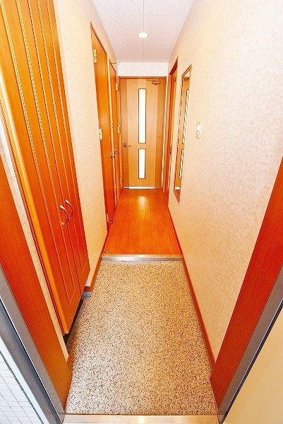 ニューリバー三萩野 玄関