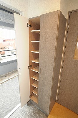 ロイヤルセンターＢＬＤ 玄関
