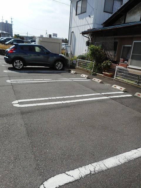ハチマル 駐車場