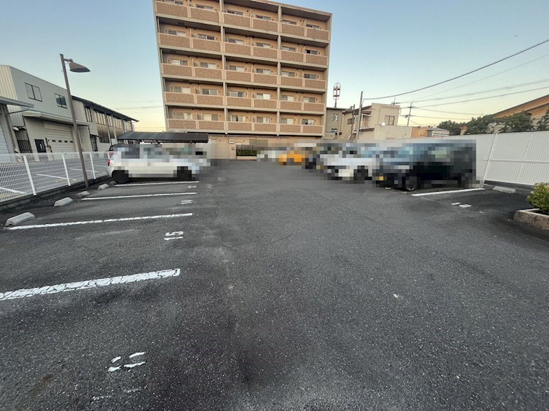 ロイヤルガーデン弐番館 駐車場
