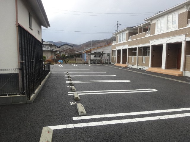 トゥー・ル・モンド　一番館 駐車場