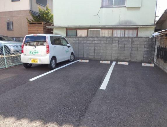 メゾンルピナス 駐車場