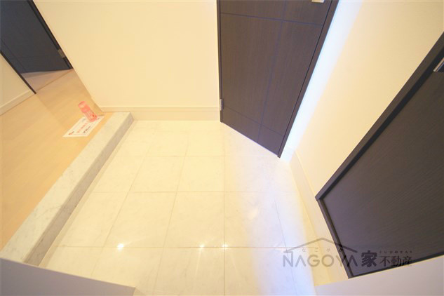 グランカーサ上前津 玄関