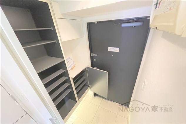 ラドーニ清水 玄関