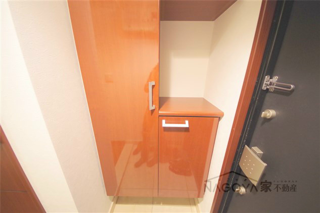 ラドーニ清水 玄関