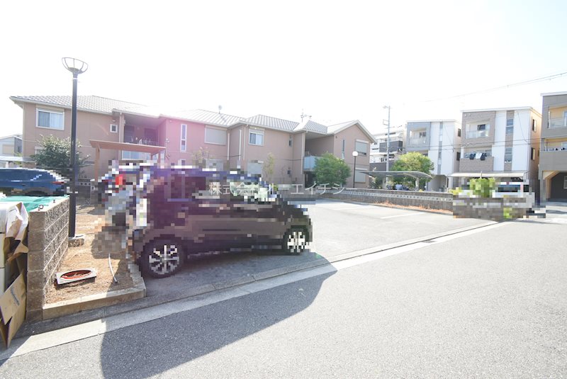 ガーデンコート衣摺 駐車場