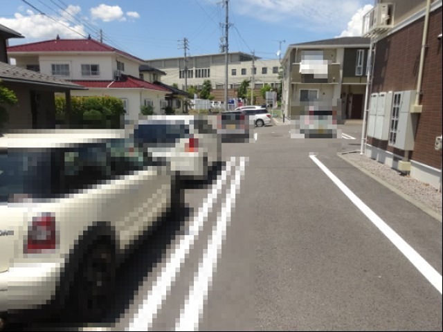 ゴールドクレストＢ 駐車場