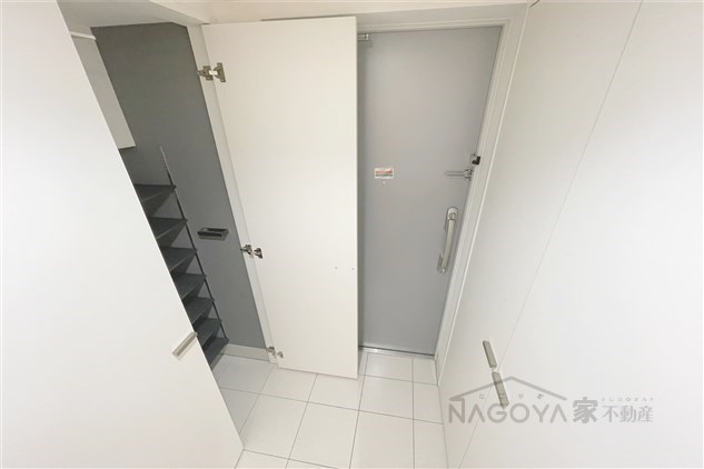 CORNES HOUSE NAGOYA 玄関