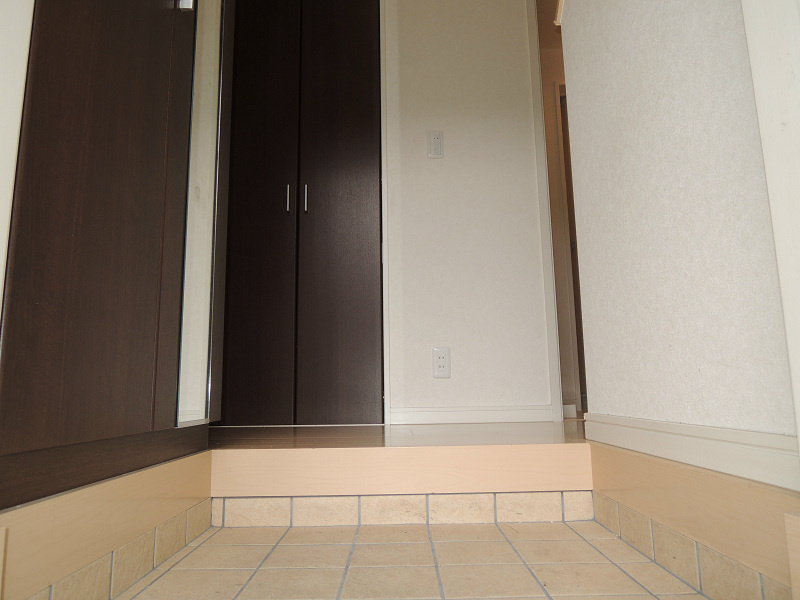 ルミエール西山本 玄関
