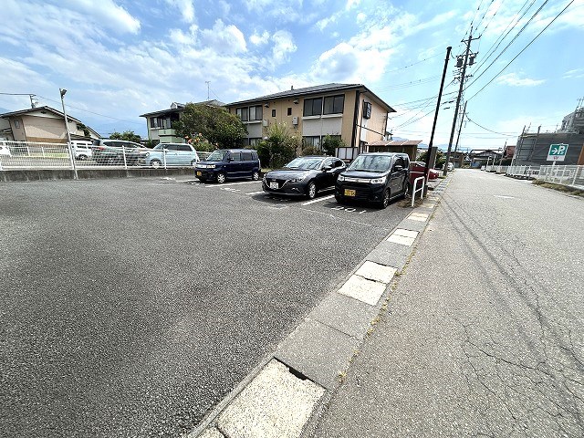 エクセレントハイツキーウエスト 駐車場