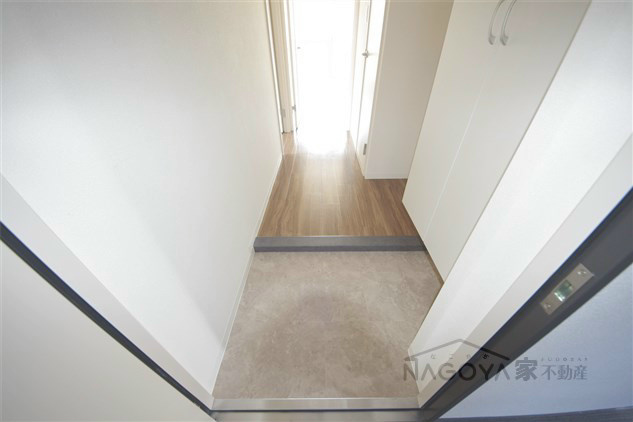 アクアブルー 玄関