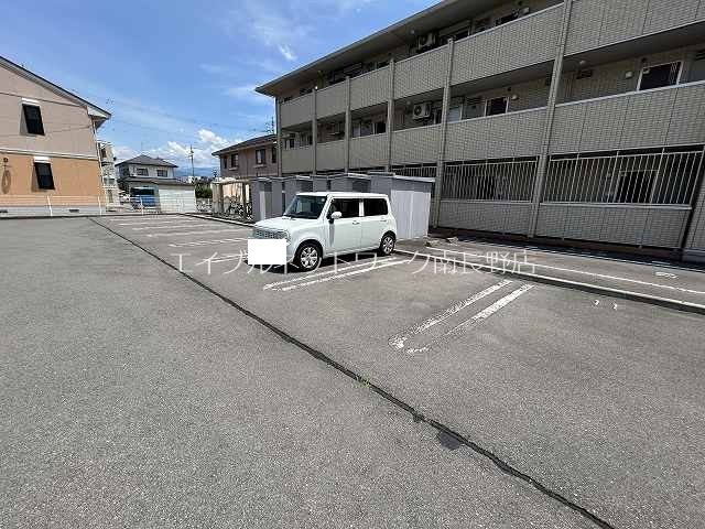 カーサ　レザン 駐車場