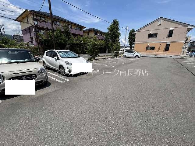 カーサ　レザン 駐車場