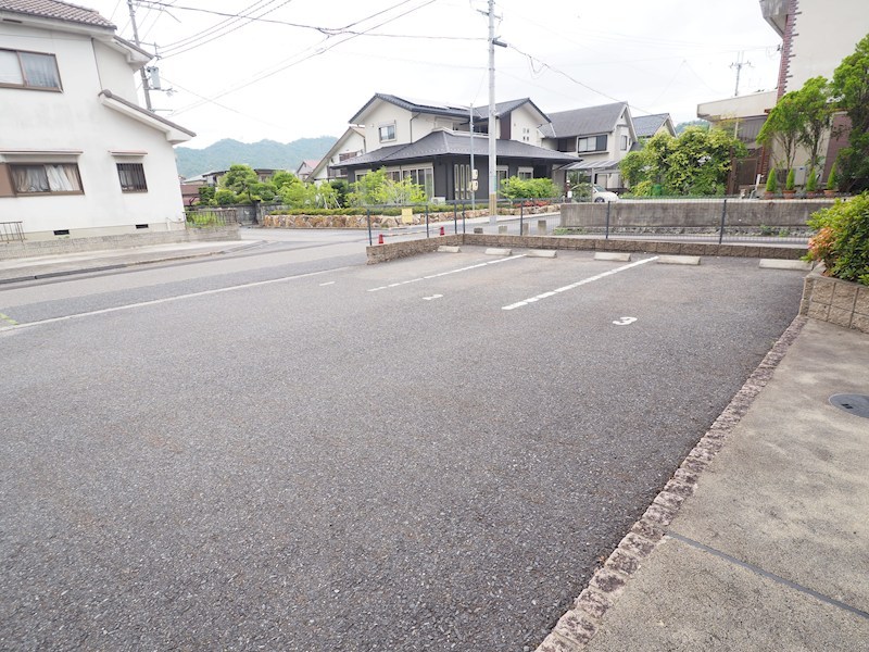ルミナス 駐車場