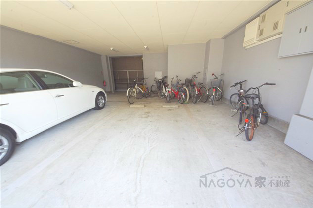 アベニュー泉 駐車場