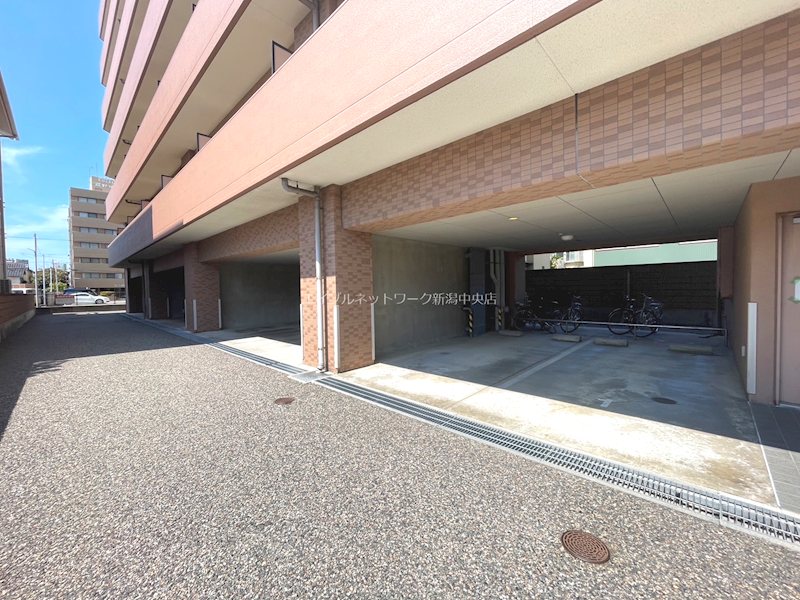 BUENA上大川前通10番町 駐車場