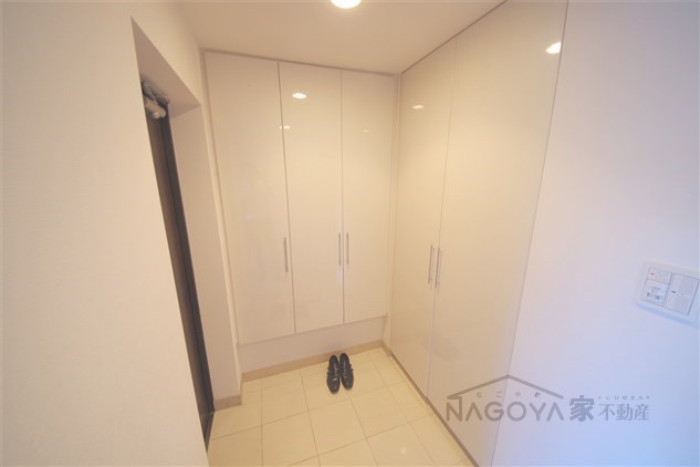 meLiv上前津 玄関