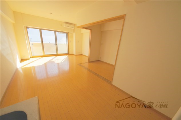 セレブランド堀田駅前 リビング