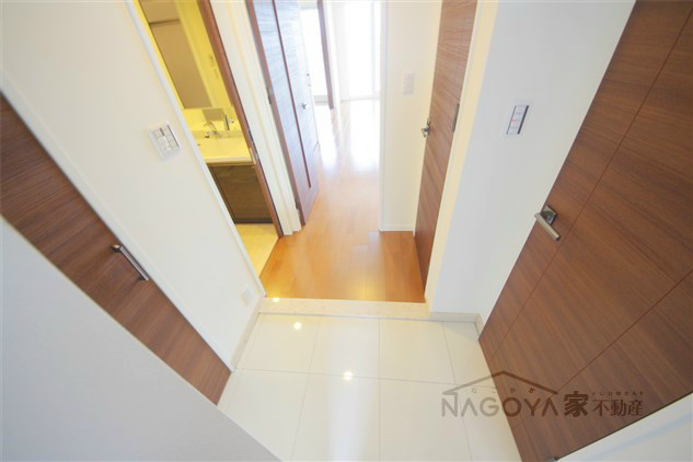 アデグランツ大須 玄関