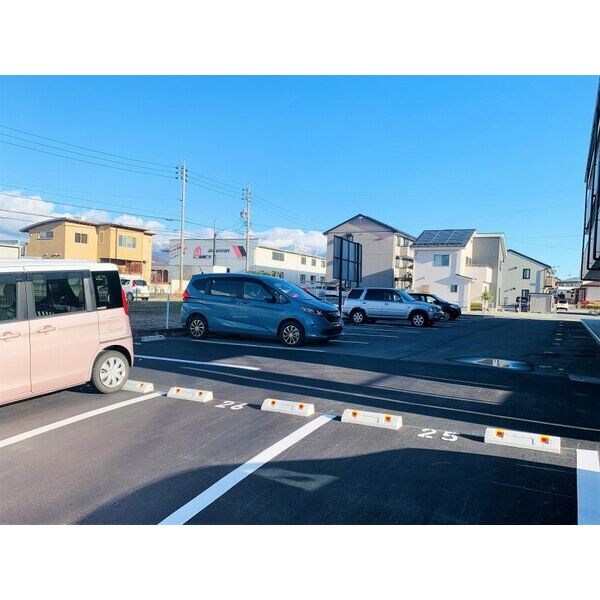 ヴィラージュK&Y 駐車場