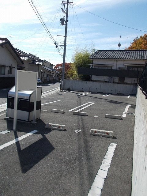 アヴニール　シャルマン 駐車場