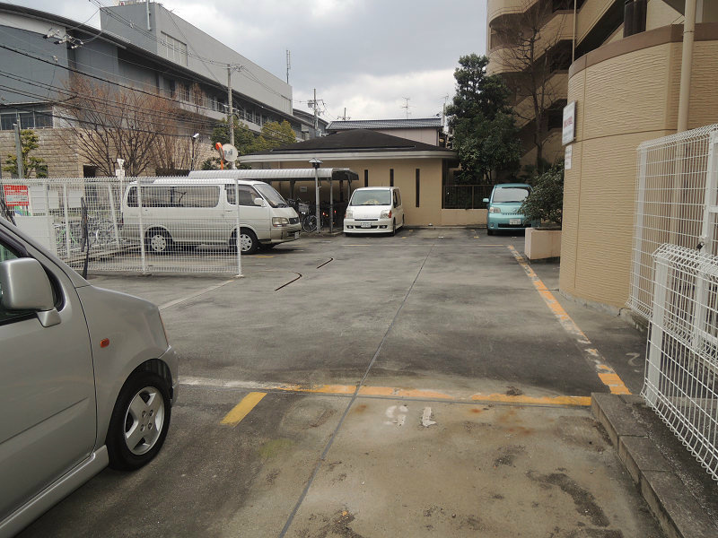 フローラ青山 駐車場