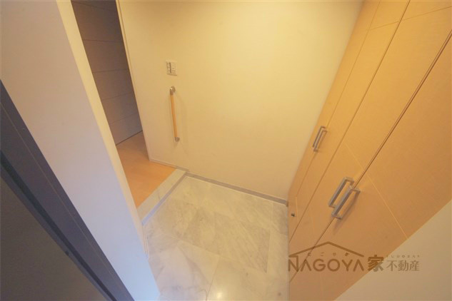 レジディア泉 玄関