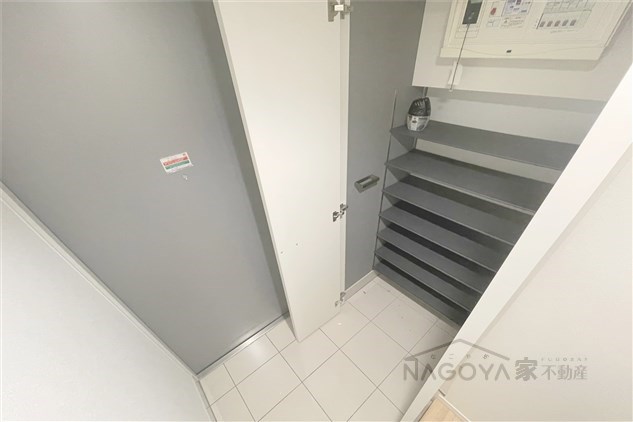 CORNES HOUSE NAGOYA 玄関