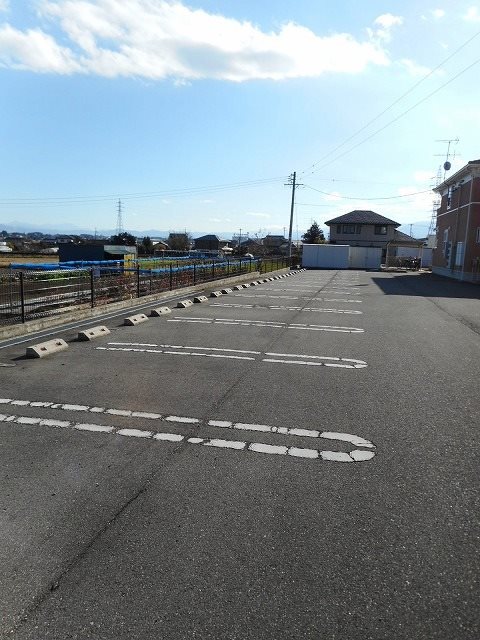 クラールＢ 駐車場