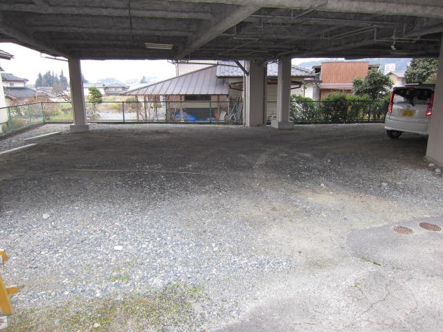 サニーハイツジョイフル 駐車場