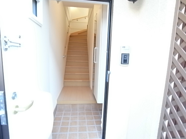 クレメント・リヴァーＣ棟 玄関