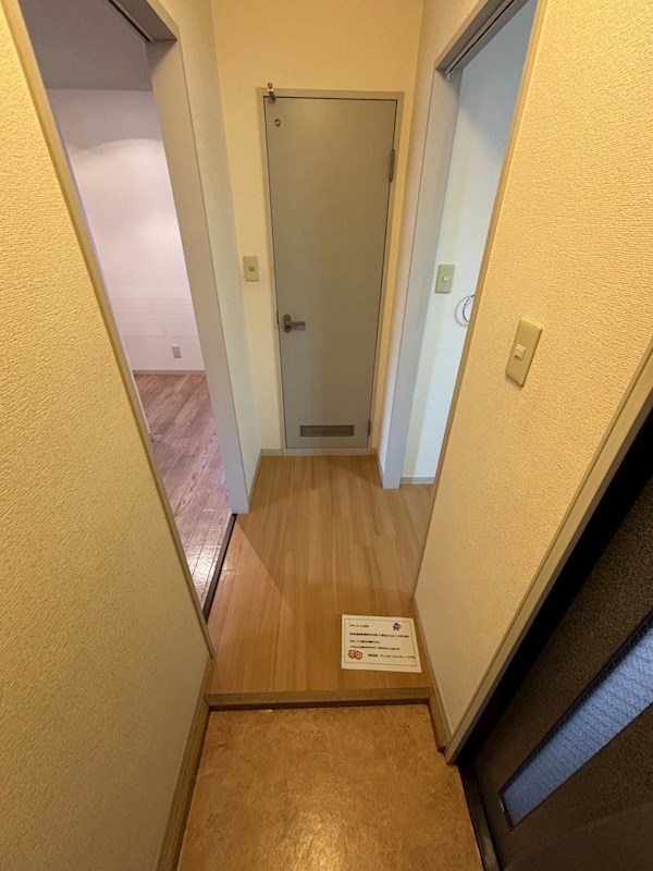 イーエムプットＢ 玄関