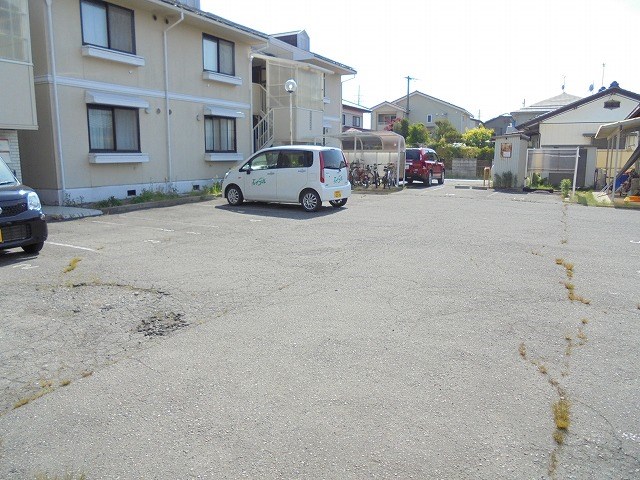 エステート古里 駐車場