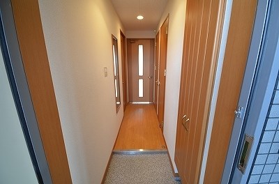 ニューリバー三萩野 玄関