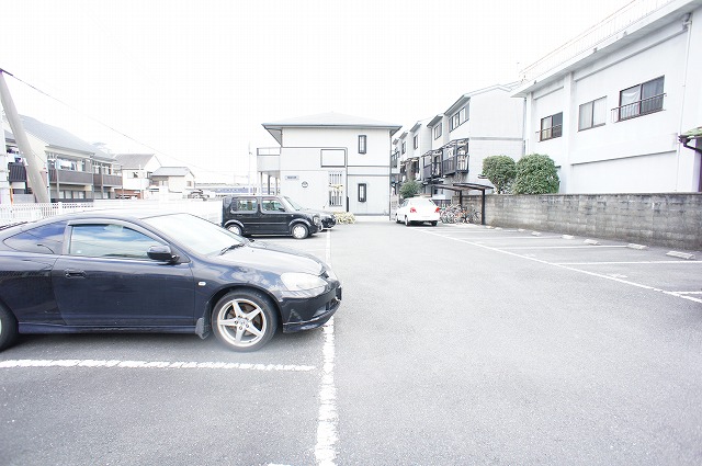 ハイツ白井B棟  駐車場