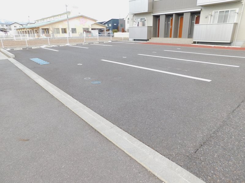 長野県塩尻市広丘高出 駐車場