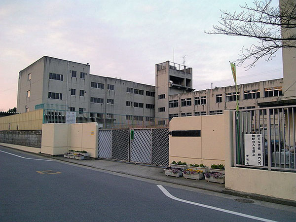 ドゥミール西山本 中学校