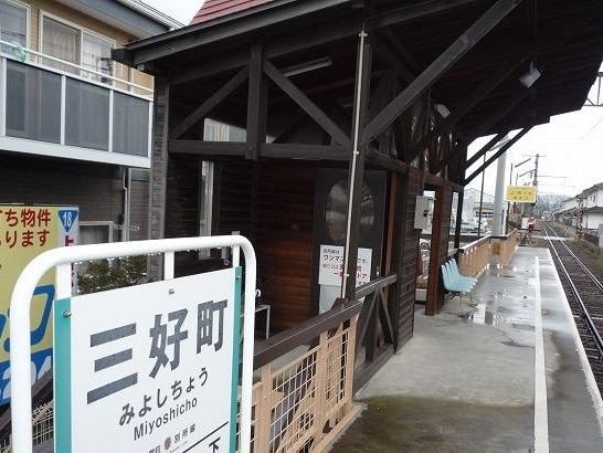 サープラスＴ 駅