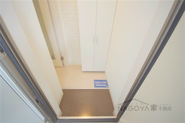 ソリッド春岡 玄関