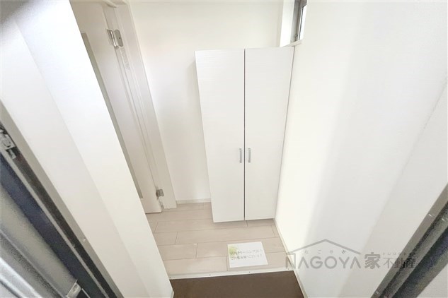 ソリッド春岡 玄関