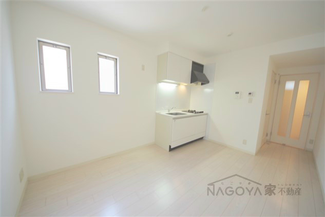 ソリッド春岡 リビング